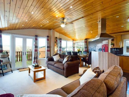 3 Bedroom Lakeview Lodge - Ensuite & Balcony Deck