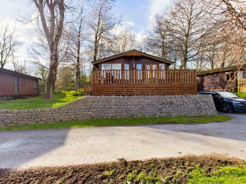 3 Bedroom Lakeview Lodge - Ensuite & Balcony Deck