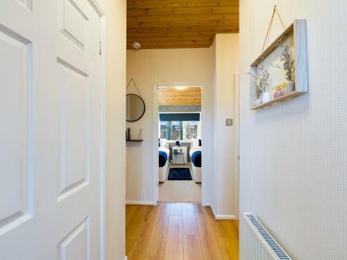 3 Bedroom Lakeview Lodge - Ensuite & Balcony Deck