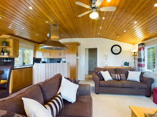 3 Bedroom Lakeview Lodge - Ensuite & Balcony Deck