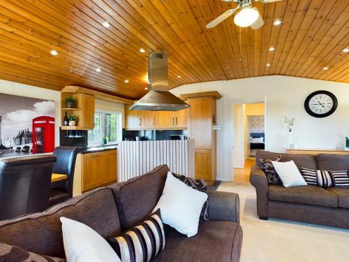 3 Bedroom Lakeview Lodge - Ensuite & Balcony Deck