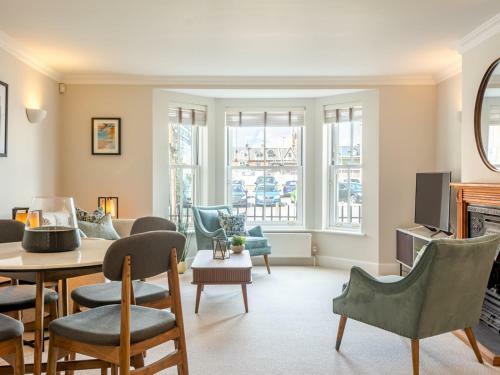 Pass The Keys A Luxurious Apartment With Secure Gated Parking