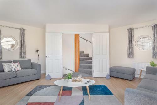 2 Bedroom City Centre Townhouse - With Parking