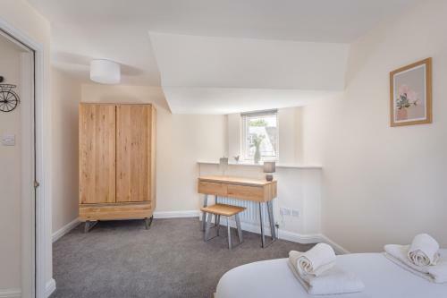 2 Bedroom City Centre Townhouse - With Parking
