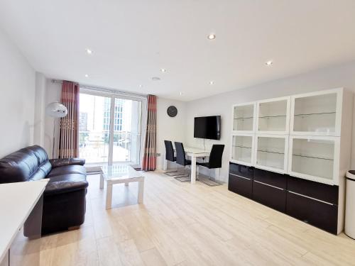 Apartamento Penrose Lodge - 2 Bedroom Flat Nr Train Station