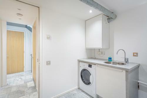 Exclusive City Centre Townhouse With Parking