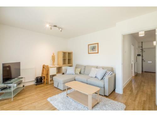 Pass The Keys Modern 2 Bed Property With Balcony And Garden