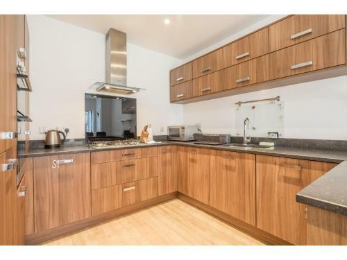 Pass The Keys Modern 2 Bed Property With Balcony And Garden