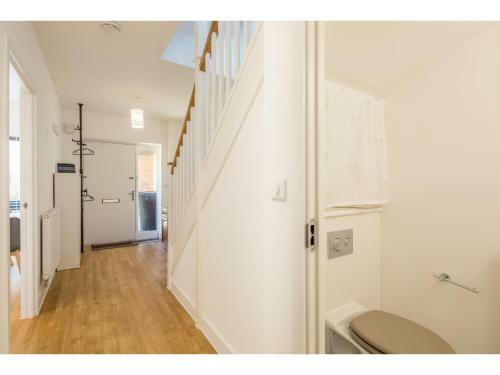 Pass The Keys Modern 2 Bed Property With Balcony And Garden