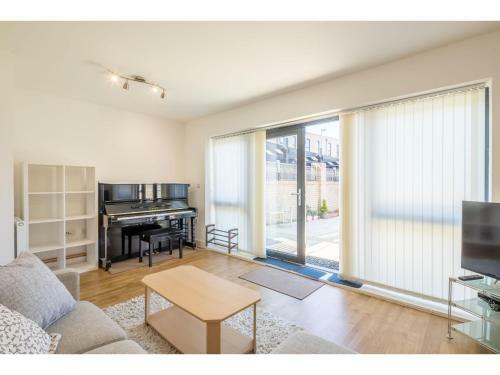 Pass The Keys Modern 2 Bed Property With Balcony And Garden