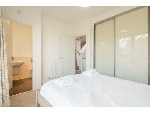 Pass The Keys Modern 2 Bed Property With Balcony And Garden