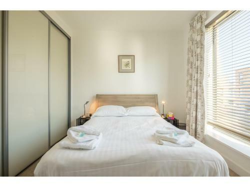 Pass The Keys Modern 2 Bed Property With Balcony And Garden