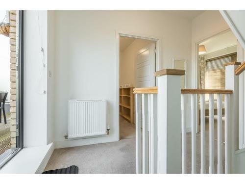 Pass The Keys Modern 2 Bed Property With Balcony And Garden