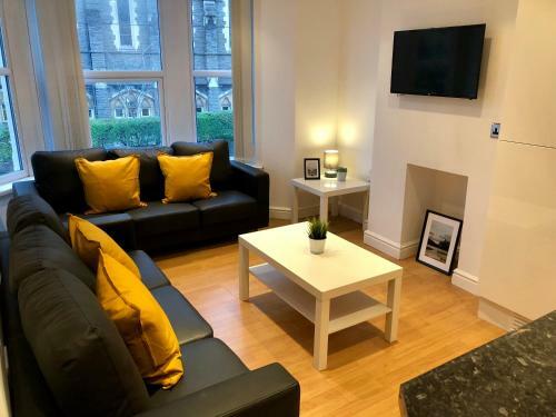 8 Person, 4 Bedroom Light, Warm & Modern Apartment