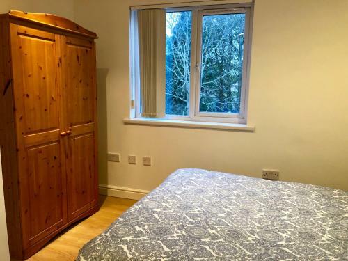 8 Person, 4 Bedroom Light, Warm & Modern Apartment