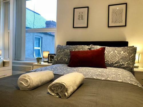 8 Person, 4 Bedroom Light, Warm & Modern Apartment