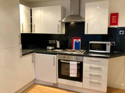 8 Person, 4 Bedroom Light, Warm & Modern Apartment