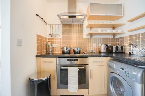Rowsby Court - Stylish Apartment With Private Parking