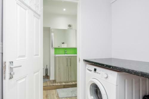Spacious 4 Bedroom House! Free Parking! Dagenham!