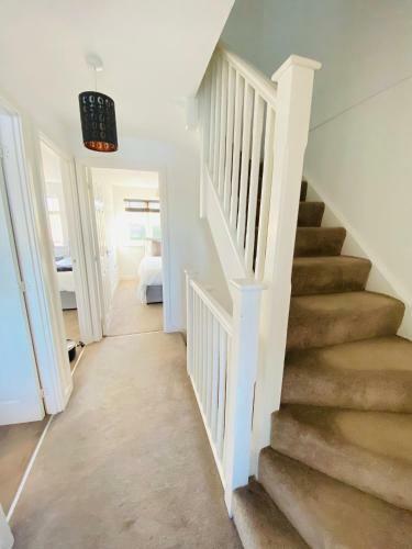 Modern 4-bed House With Picturesque Lakeside View