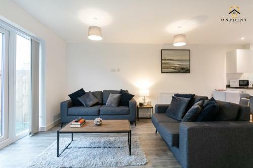 Modern, Spacious 3 Bed House With Parking & Wifi!