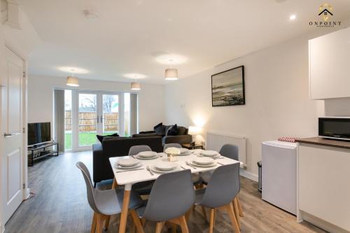 Modern, Spacious 3 Bed House With Parking & Wifi!