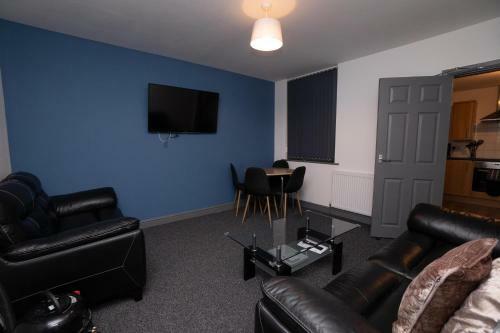 *4 Bed House *central *newly Refurbished *parking