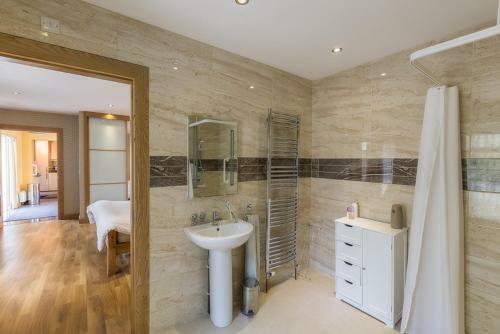 Spacious 4 Bedroom Home - 5 Min Walk To Town