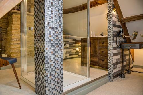 Two Linked Cottages Sleeps 10 Cotswold Town Centre