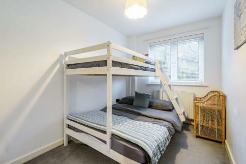 Stylish 2 Bedroom Apartment, Central Exeter, Parking On Site