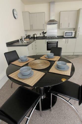 Central Two Bedroom Victorian Apartment With Free Parking