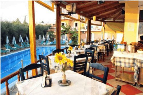 Amoudi Studios Apartments Hotel