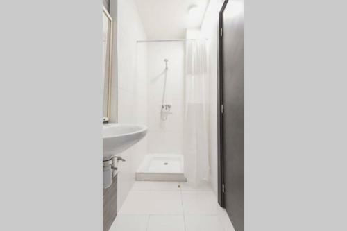 Modern European Apartment 1 Min. Walk To Beach