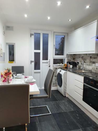 Apartamento Glasgow Comfortable And Modern 3 Bedroom Mid Terraced Villa