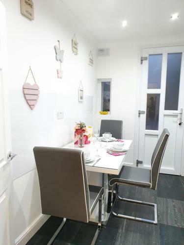 Apartamento Glasgow Comfortable And Modern 3 Bedroom Mid Terraced Villa