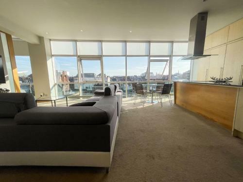 City Centre 2-bed Apartment Parking Jacuzzi Bath