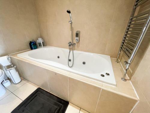 City Centre 2-bed Apartment Parking Jacuzzi Bath