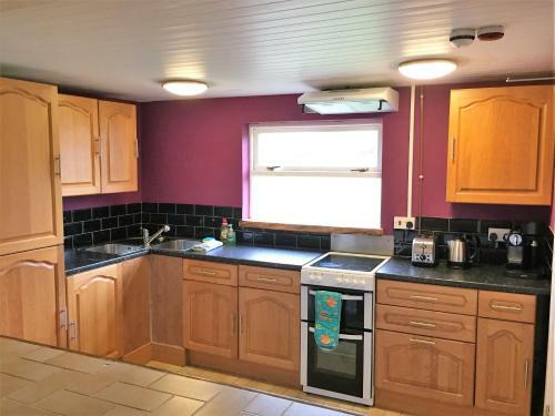Spacious 3-bedroom 3-bathroom Country Cottage