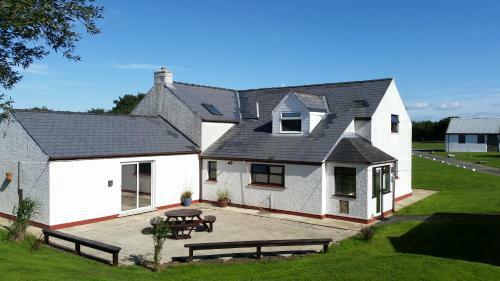 Spacious 3-bedroom 3-bathroom Country Cottage