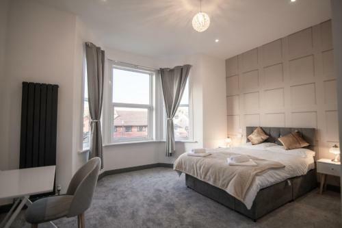 Cheerful 6 Bed With Hot Tub @ The Grey Elegance