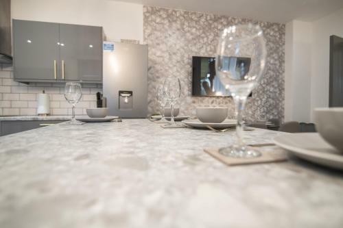 Cheerful 6 Bed With Hot Tub @ The Grey Elegance