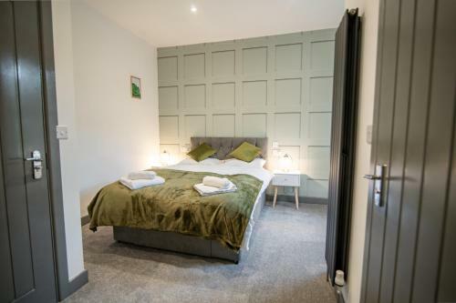 Cheerful 6 Bed With Hot Tub @ The Grey Elegance