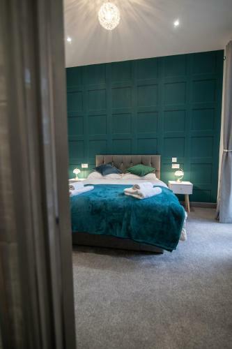 Cheerful 6 Bed With Hot Tub @ The Grey Elegance