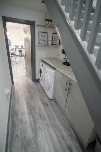 Cheerful 6 Bed With Hot Tub @ The Grey Elegance