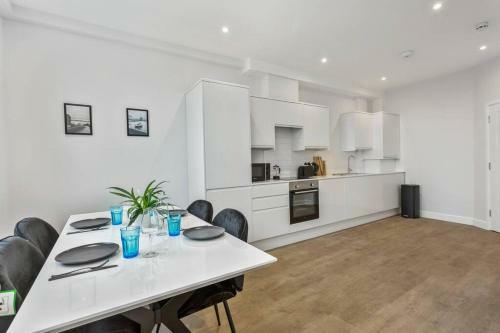 2 Bed Sea View Apartment Near Walpole Bay