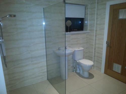 Birchgrove Holiday Apartment--- Free Wifi--