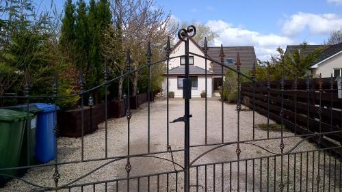 Birchgrove Holiday Apartment--- Free Wifi--