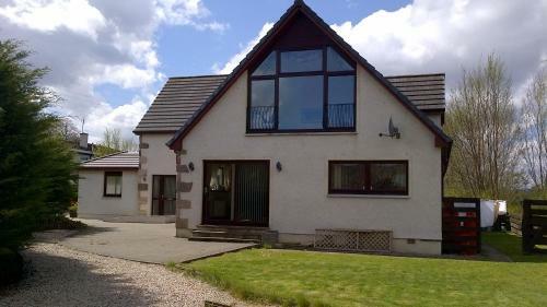 Birchgrove Holiday Apartment--- Free Wifi--