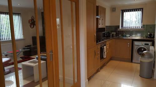 Birchgrove Holiday Apartment--- Free Wifi--