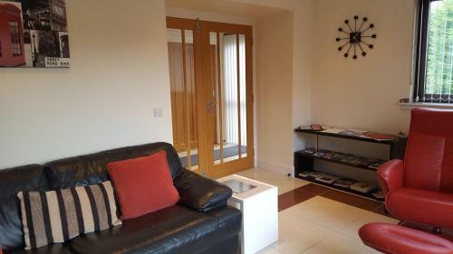 Birchgrove Holiday Apartment--- Free Wifi--